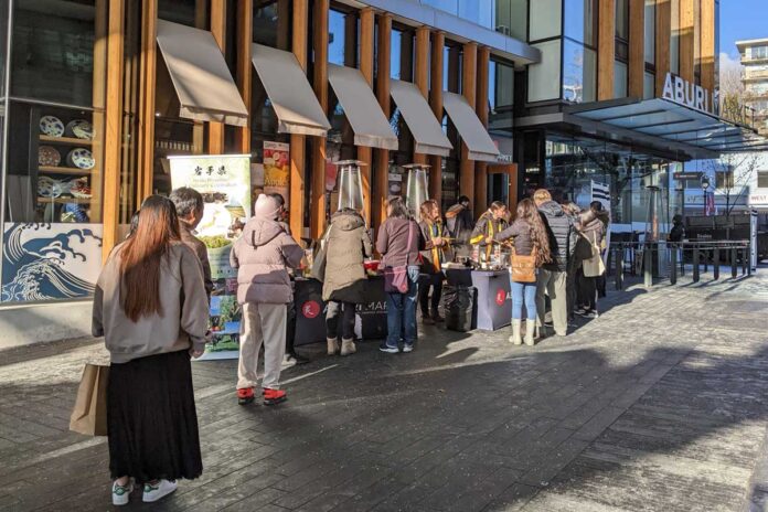 ABURI Marketで開催された岩手県フェア最終日に長蛇の列が。2022年12月14日、ウエストバンクーバー市。Photo by Naomi Mishima