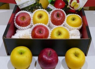 ABURI Marketで岩手県フェア開催! 2021年12月、在バンクーバー日本国総領事館羽鳥隆総領事(当時)に贈呈された岩手県産りんご。Photo by Louise Akuzawa/Vancouver Shinpo