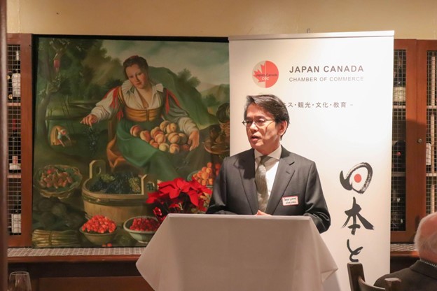 着任２ヶ月の大変気さくな在バンクーバー日本国丸山浩平総領事のご挨拶でクリスマス会が始まりました。写真提供：日本カナダ商工会議所