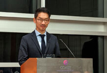 企友会、日系ビジネスアワード2022表彰式開催 日系ビジネスアワード大賞を受賞した中村さん。Photo by Vancouver Shinpo