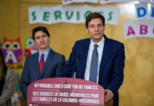チャイルドケア料金の減額制度がスタート、最大900ドルの引き下げへ ジャスティン・トルドー首相と共に、チャイルドケア・プログラムを発表するデイビッド・イービーBC州首相。2022年12月2日、リッチモンド市。Photo from Province of British Columbia flickr