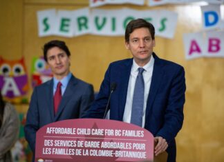 チャイルドケア料金の減額制度がスタート、最大900ドルの引き下げへ ジャスティン・トルドー首相と共に、チャイルドケア・プログラムを発表するデイビッド・イービーBC州首相。2022年12月2日、リッチモンド市。Photo from Province of British Columbia flickr