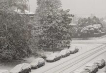 大雪、大雨でBC州南部は大混乱に メトロバンクーバーで日中も雪が降り続いた。2022年12月18日。