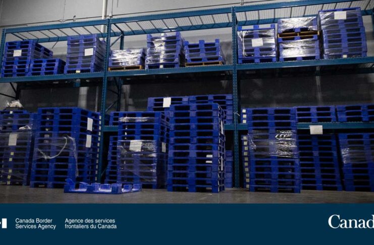 バンクーバー港で、約2,500キロのアヘンが差し押さえられる アヘンが隠されていたパレット。Photo from Canada Border Services Agency Twitter