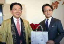 岩手県知事一行がカナダ訪問、岩手産和牛・米・りんご・日本酒の魅力をアピール 達増拓也岩手県知事(左)と丸山浩平在バンクーバー日本国総領事。2022年12月14日、Aburi Restaurant Mikuで。Photo by Louise Akuzawa/Japan Canada Today