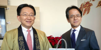 岩手県知事一行がカナダ訪問、岩手産和牛・米・りんご・日本酒の魅力をアピール 達増拓也岩手県知事(左)と丸山浩平在バンクーバー日本国総領事。2022年12月14日、Aburi Restaurant Mikuで。Photo by Louise Akuzawa/Japan Canada Today