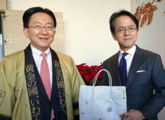 岩手県知事一行がカナダ訪問、岩手産和牛・米・りんご・日本酒の魅力をアピール 達増拓也岩手県知事(左)と丸山浩平在バンクーバー日本国総領事。2022年12月14日、Aburi Restaurant Mikuで。Photo by Louise Akuzawa/Japan Canada Today