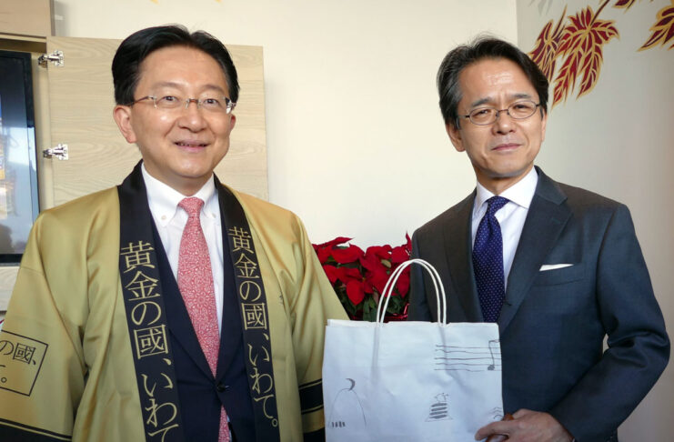 岩手県知事一行がカナダ訪問、岩手産和牛・米・りんご・日本酒の魅力をアピール 達増拓也岩手県知事(左)と丸山浩平在バンクーバー日本国総領事。2022年12月14日、Aburi Restaurant Mikuで。Photo by Louise Akuzawa/Japan Canada Today