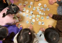 「お正月遊びを楽しんだ」グラッドストーン日本語学園 かるた取り。写真:グラッドストーン日本語学園