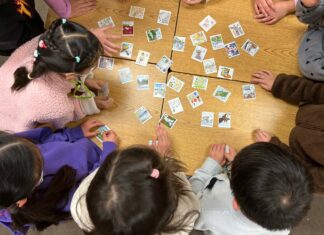 「お正月遊びを楽しんだ」グラッドストーン日本語学園 かるた取り。写真:グラッドストーン日本語学園