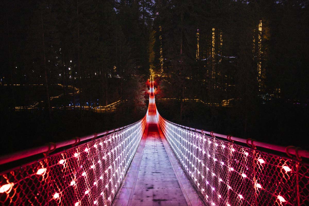 つり橋には赤いイルミネーションも。Photo by ©Capilano Suspension Bridge Park