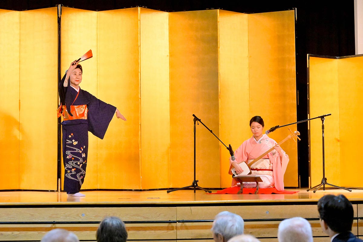 西川佳洋さんと三味線・秋元さんとのコラボ「梅は咲いたか」。2023年1月12日、日系文化センター・博物館。Photo by ©Koichi Saito