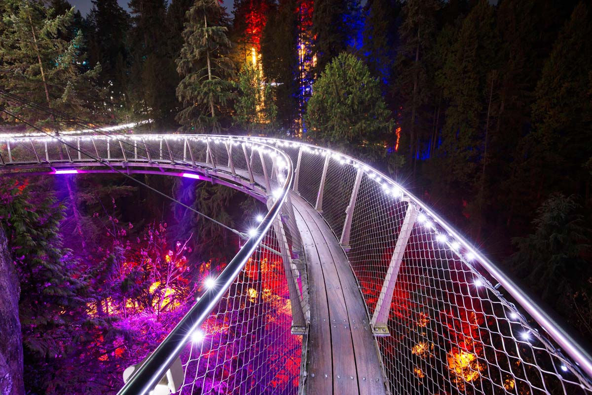 イルミネーションに彩られたクリフウォーク。それでも渡るときはやっぱりドキドキ...。Photo by ©Capilano Suspension Bridge Park