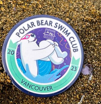 ポーラーベアスイム、2024年も元日に開催! 毎年参加者に配られる直径3cmほどの参加缶バッチ。毎年デザインが変わり、今年はシロクマが膝を抱えて水に飛び込んでいるイラスト。Photo by Koichi Saito/Japan Canada Today