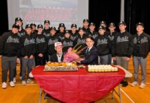 朝日ベースボール遠征メンバー発表、上西ケイさん101歳を祝福 丸山総領事(前列右)から贈られた花束を手に、101歳の祝福を受ける上西ケイさん(前列左)。朝日ジャパンツアー選抜選手に囲まれて。2023年1月22日、日系文化センター・博物館。Photo by ©Koichi Saito