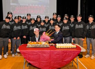 朝日ベースボール遠征メンバー発表、上西ケイさん101歳を祝福 丸山総領事(前列右)から贈られた花束を手に、101歳の祝福を受ける上西ケイさん(前列左)。朝日ジャパンツアー選抜選手に囲まれて。2023年1月22日、日系文化センター・博物館。Photo by ©Koichi Saito