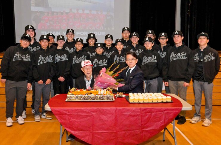 朝日ベースボール遠征メンバー発表、上西ケイさん101歳を祝福 丸山総領事(前列右)から贈られた花束を手に、101歳の祝福を受ける上西ケイさん(前列左)。朝日ジャパンツアー選抜選手に囲まれて。2023年1月22日、日系文化センター・博物館。Photo by ©Koichi Saito