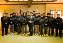 朝日チーム、ジャパンツアーを前に丸山総領事を訪問 バンクーバー朝日ジャパンツアー参加選手、丸山総領事を囲んで。2023年2月17日、在バンクーバー日本国総領事公邸。Photo by Koichi Saito/Japan Canada Today