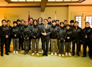 朝日チーム、ジャパンツアーを前に丸山総領事を訪問 バンクーバー朝日ジャパンツアー参加選手、丸山総領事を囲んで。2023年2月17日、在バンクーバー日本国総領事公邸。Photo by Koichi Saito/Japan Canada Today