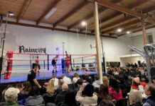 「誰かのためなら骨折なんかへっちゃら」吉川英治さんチャリティボクシングイベントでカナダチャンピオンと対戦 集まった大勢の観客を前に熱い戦いを見せる吉川英治さん(右)と全カナダチャンピオンRobert Couzensさん。2023年2月11日、Raincity Boxing Studio(リッチモンド市)。撮影:池田茜音/日加トゥデイ