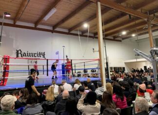 「誰かのためなら骨折なんかへっちゃら」吉川英治さんチャリティボクシングイベントでカナダチャンピオンと対戦 集まった大勢の観客を前に熱い戦いを見せる吉川英治さん(右)と全カナダチャンピオンRobert Couzensさん。2023年2月11日、Raincity Boxing Studio(リッチモンド市)。撮影:池田茜音/日加トゥデイ