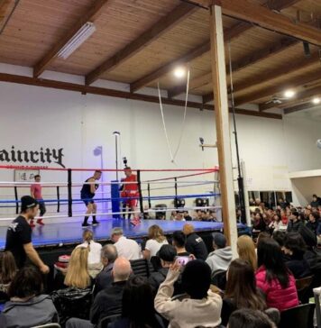 「誰かのためなら骨折なんかへっちゃら」吉川英治さんチャリティボクシングイベントでカナダチャンピオンと対戦 集まった大勢の観客を前に熱い戦いを見せる吉川英治さん(右)と全カナダチャンピオンRobert Couzensさん。2023年2月11日、Raincity Boxing Studio(リッチモンド市)。撮影:池田茜音/日加トゥデイ