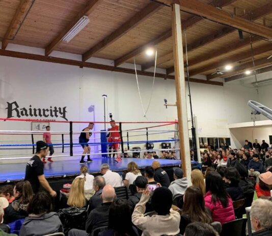 「誰かのためなら骨折なんかへっちゃら」吉川英治さんチャリティボクシングイベントでカナダチャンピオンと対戦 集まった大勢の観客を前に熱い戦いを見せる吉川英治さん(右)と全カナダチャンピオンRobert Couzensさん。2023年2月11日、Raincity Boxing Studio(リッチモンド市)。撮影:池田茜音/日加トゥデイ