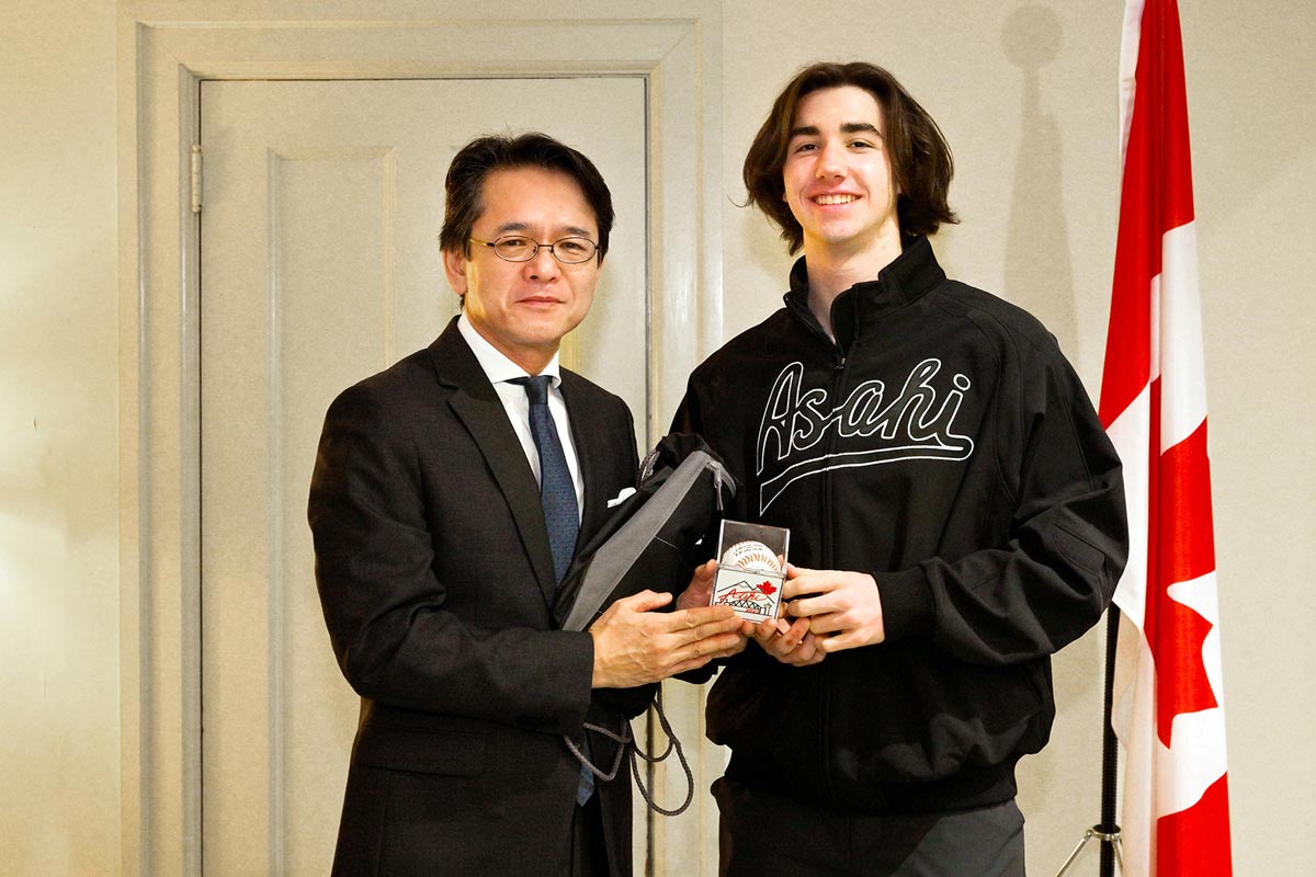 キャプテンKai Konkin選手（右）と並んで「背が高いですね」と丸山総領事（左）。2023年2月17日、在バンクーバー日本国総領事公邸。Photo by Koichi Saito/Japan Canada Today