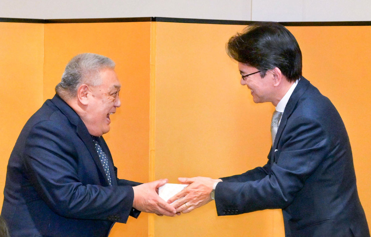 笑顔を見せるデイビッド岩浅氏（左）と丸山浩平総領事。2023年1月31日、在バンクーバー日本国総領事公邸。Photo by Koichi Saito