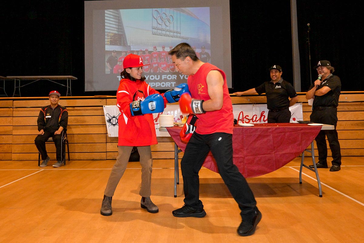 朝日の選手と吉川英治さん（右）の即席ボクシングマッチ！2023年1月22日、日系文化センター・博物館。Photo by ©Koichi Saito