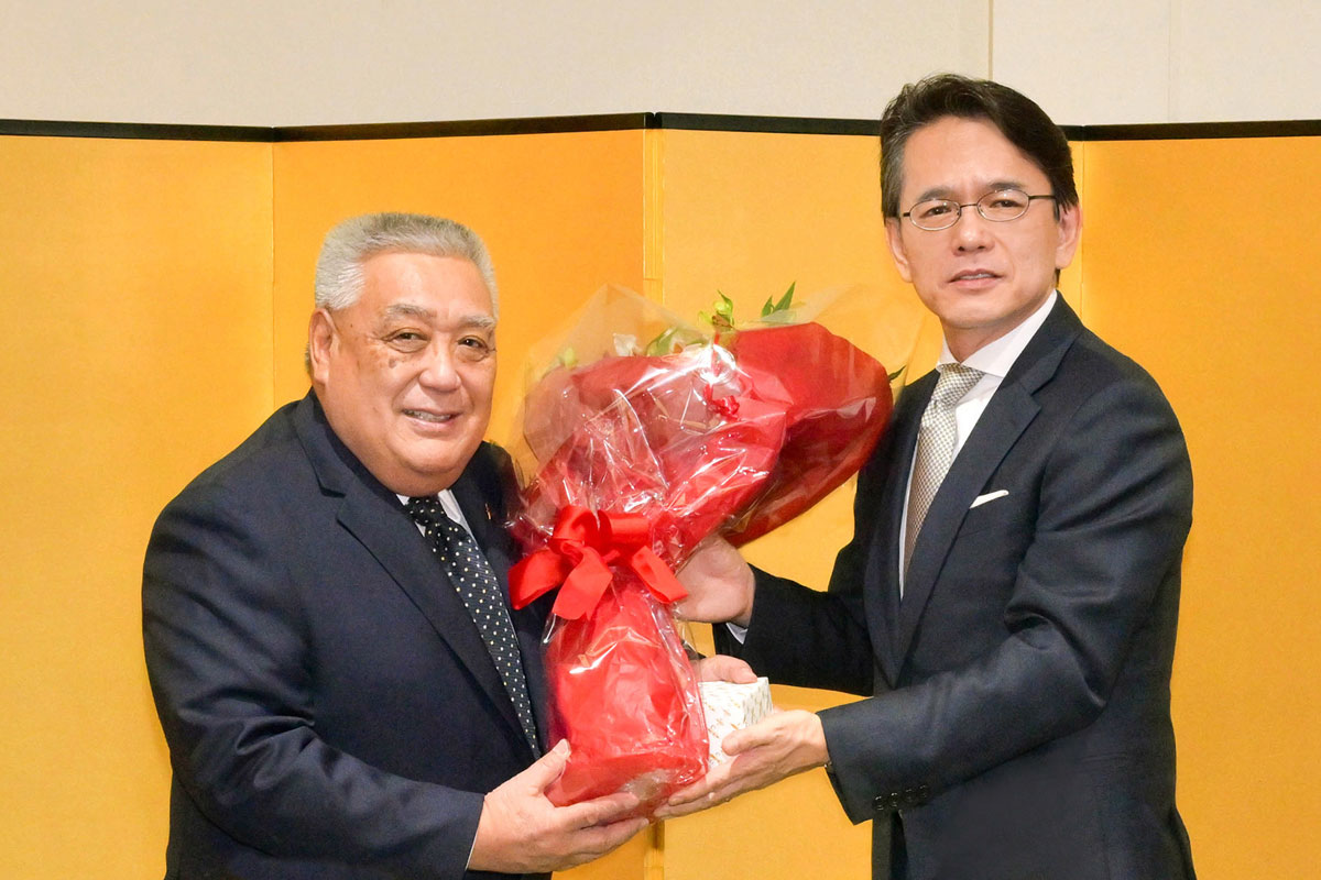 花束を受け取って。デイビッド岩浅氏（左）と丸山浩平総領事。2023年1月31日、在バンクーバー日本国総領事公邸。Photo by Koichi Saito