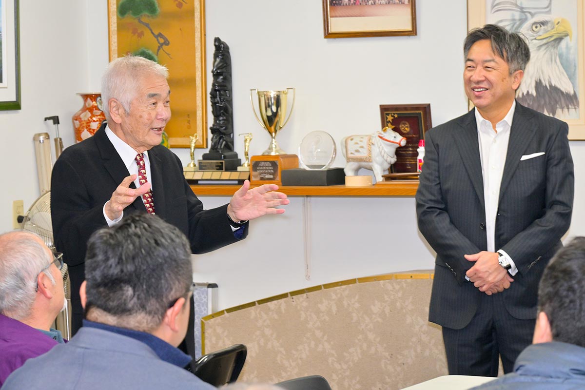 建友会会員で桜楓会会長も務める久保克己さん（左）と松原会長。2023年1月25日、バンクーバー市。Photo by Koichi Saito