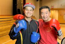 がんと闘うハリーさんを応援、チャリティーボクシングイベントも開催 ボクシングでハリーさんを応援する吉川英治さん(右)と笑顔でファイティングポーズの米澤幸也(ハリー)さん(左)。2023年1月22日、日系文化センター・博物館。Photo by ©Koichi Saito