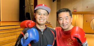 がんと闘うハリーさんを応援、チャリティーボクシングイベントも開催 ボクシングでハリーさんを応援する吉川英治さん(右)と笑顔でファイティングポーズの米澤幸也(ハリー)さん(左)。2023年1月22日、日系文化センター・博物館。Photo by ©Koichi Saito