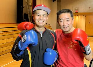 がんと闘うハリーさんを応援、チャリティーボクシングイベントも開催 ボクシングでハリーさんを応援する吉川英治さん(右)と笑顔でファイティングポーズの米澤幸也(ハリー)さん(左)。2023年1月22日、日系文化センター・博物館。Photo by ©Koichi Saito