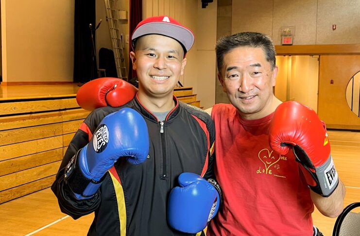 がんと闘うハリーさんを応援、チャリティーボクシングイベントも開催 ボクシングでハリーさんを応援する吉川英治さん(右)と笑顔でファイティングポーズの米澤幸也(ハリー)さん(左)。2023年1月22日、日系文化センター・博物館。Photo by ©Koichi Saito