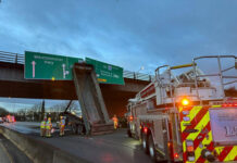 ナイト・ストリートの高架橋にトレーラーが衝突 BC RCMPツイッターより