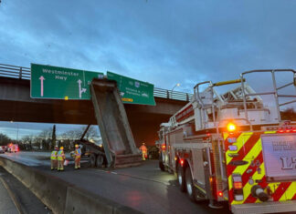 ナイト・ストリートの高架橋にトレーラーが衝突 BC RCMPツイッターより