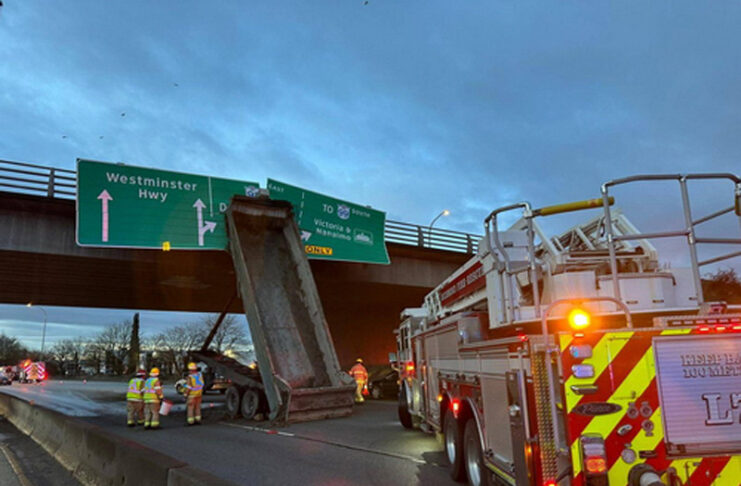 ナイト・ストリートの高架橋にトレーラーが衝突 BC RCMPツイッターより