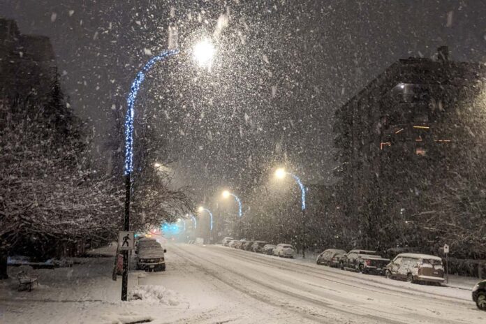 2月25日深夜近くにバンクーバーで雪が降り続く。2023年2月25日、メトロバンクーバー。Photo by Japan Canada Today