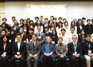 第35回BC州日本語弁論大会がバンクーバーで開催される 第35回BC州日本語弁論大会。参加者全員と審査員など関係者で記念撮影。2023年3月4日、UBCアジアンセンター。写真提供:BC州日本語弁論大会実行委員会