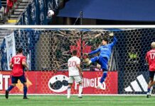 ホワイトキャップス引き分けも、高丘「チーム状態は非常にいい」 ボールを弾いてナイスセーブのGK高丘。2023年3月11日、BCプレース。Photo by Koichi Saito/Japan Canada Today