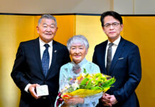 ヘンリー・ワカバヤシ氏へ外務大臣表彰授与「人生の師と仰ぐミナガワ氏と両親に感謝」 花束を受け取ったワカバヤシ夫人(中央)と外務大臣表彰を受賞したヘンリー・ワカバヤシ氏(左)、丸山浩平総領事と。2023年3月10日、在バンクーバー日本国総領事公邸。Photo by Saito Koichi/Japan Canada Today