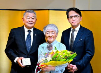 ヘンリー・ワカバヤシ氏へ外務大臣表彰授与「人生の師と仰ぐミナガワ氏と両親に感謝」 花束を受け取ったワカバヤシ夫人(中央)と外務大臣表彰を受賞したヘンリー・ワカバヤシ氏(左)、丸山浩平総領事と。2023年3月10日、在バンクーバー日本国総領事公邸。Photo by Saito Koichi/Japan Canada Today