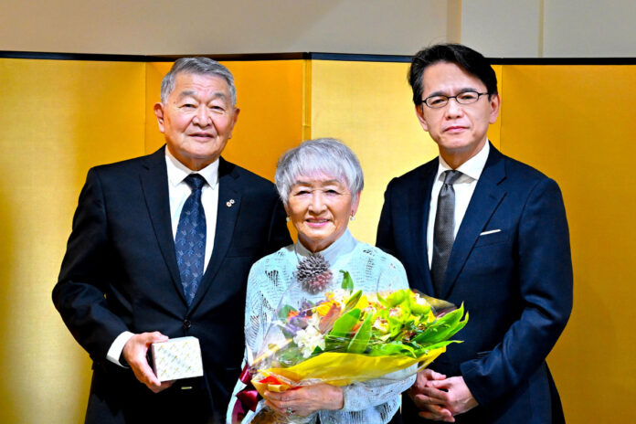 花束を受け取ったワカバヤシ夫人（中央）と外務大臣表彰を受賞したヘンリー・ワカバヤシ氏（左）、丸山浩平総領事と。2023年3月10日、在バンクーバー日本国総領事公邸。Photo by Saito Koichi/Japan Canada Today