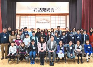 JALTA第23回お話発表会、3年ぶりに元気な声が響く JALTA日本語教育振興会主催・第23回お話発表会。参加者全員で。2023年2月12日、バンクーバー市バンクーバー日本語学校並びに日系人会館ホール。Photo by Japan Canada Today