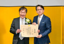 VSO終身名誉コンサートマスター・長井明氏へ外務大臣表彰伝達式 外務大臣表彰を受賞した長井明氏(左)と丸山浩平総領事。2023年2月28日、在バンクーバー日本国総領事公邸。Photo by Koichi Saito/Japan Canada Today