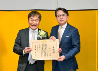 VSO終身名誉コンサートマスター・長井明氏へ外務大臣表彰伝達式 外務大臣表彰を受賞した長井明氏(左)と丸山浩平総領事。2023年2月28日、在バンクーバー日本国総領事公邸。Photo by Koichi Saito/Japan Canada Today