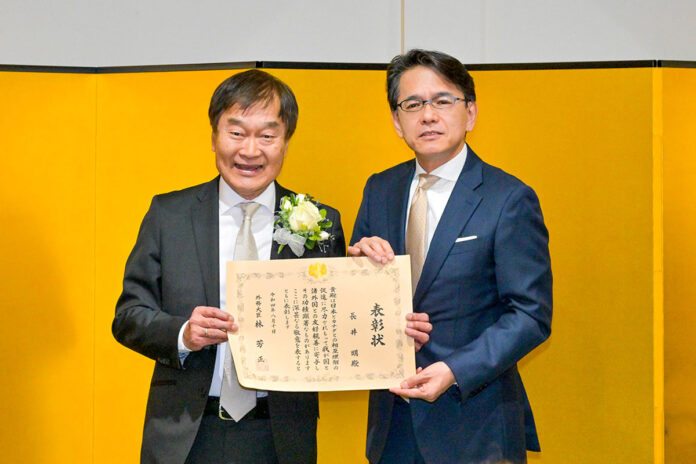 外務大臣表彰を受賞した長井明氏（左）と丸山浩平総領事。2023年2月28日、在バンクーバー日本国総領事公邸。Photo by Koichi Saito/Japan Canada Today