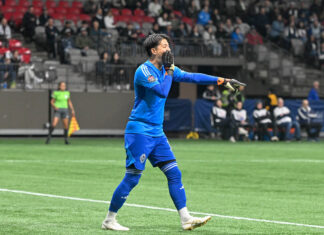 GK高丘、ホワイトキャップスで今季初勝利、CONCACAF Champions League 前半1-0の緊張が続く中、チームに支持を出すGK高丘。2023年3月8日、BCプレース。Photo by Koichi Saito/Japan Canada Today